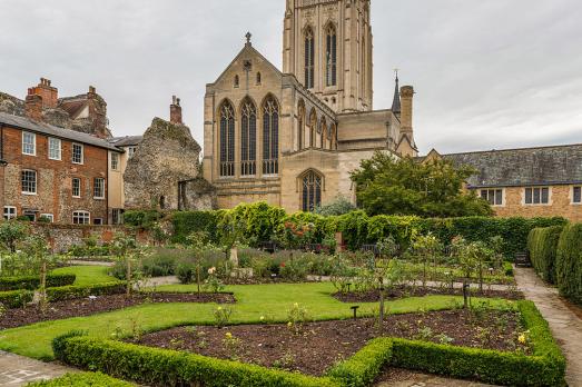 SuffolkBURYSTEDMUNDSStEdmundsburyCathedral(diliffCC-BY-SA3.0)3