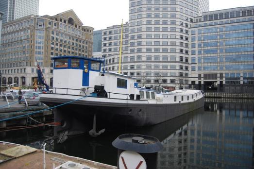 GreaterLondonCANARYWHARFStPeterBarge(nchadwickCC-BY-SA2.0)1