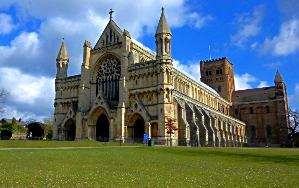 HampshireWINCHESTERWinchesterCathedral(davidmarchantCC-BY-SA3.0)1