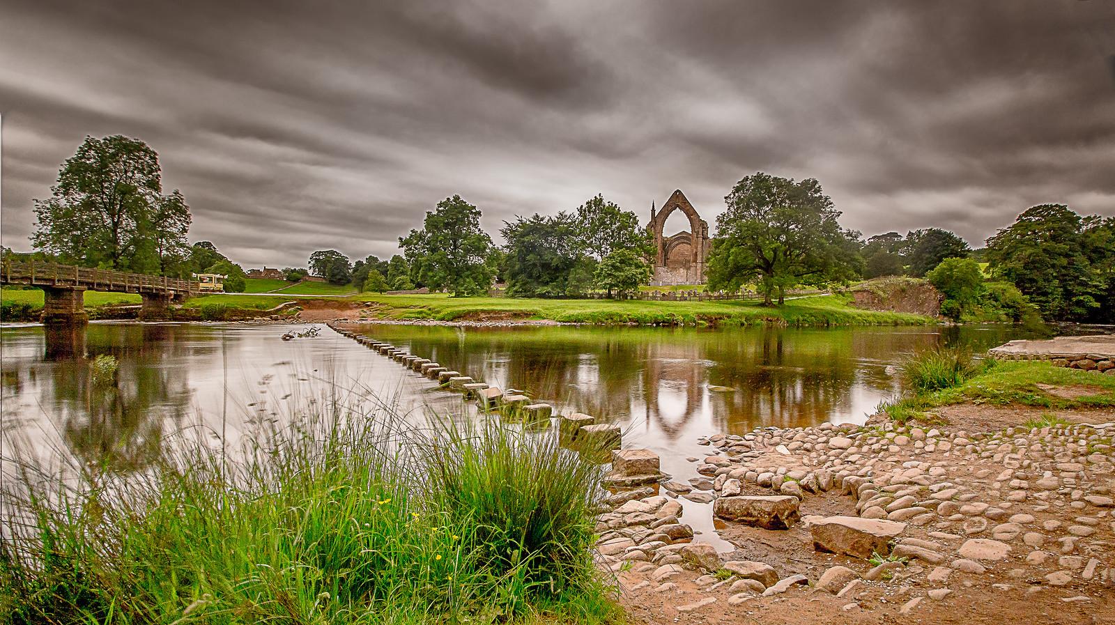 YorkshireBOLTONABBEYStMaryStCuthbert(happymillermanCC-BY-2.0)1